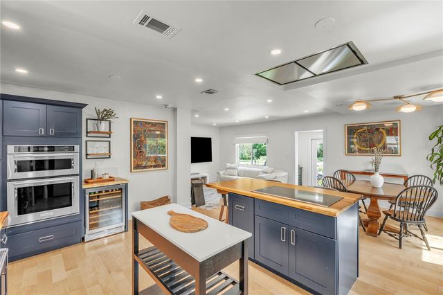 735 40TH AVENUE N, St Petersburg, FL 33703