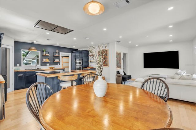 735 40TH AVENUE N, St Petersburg, FL 33703