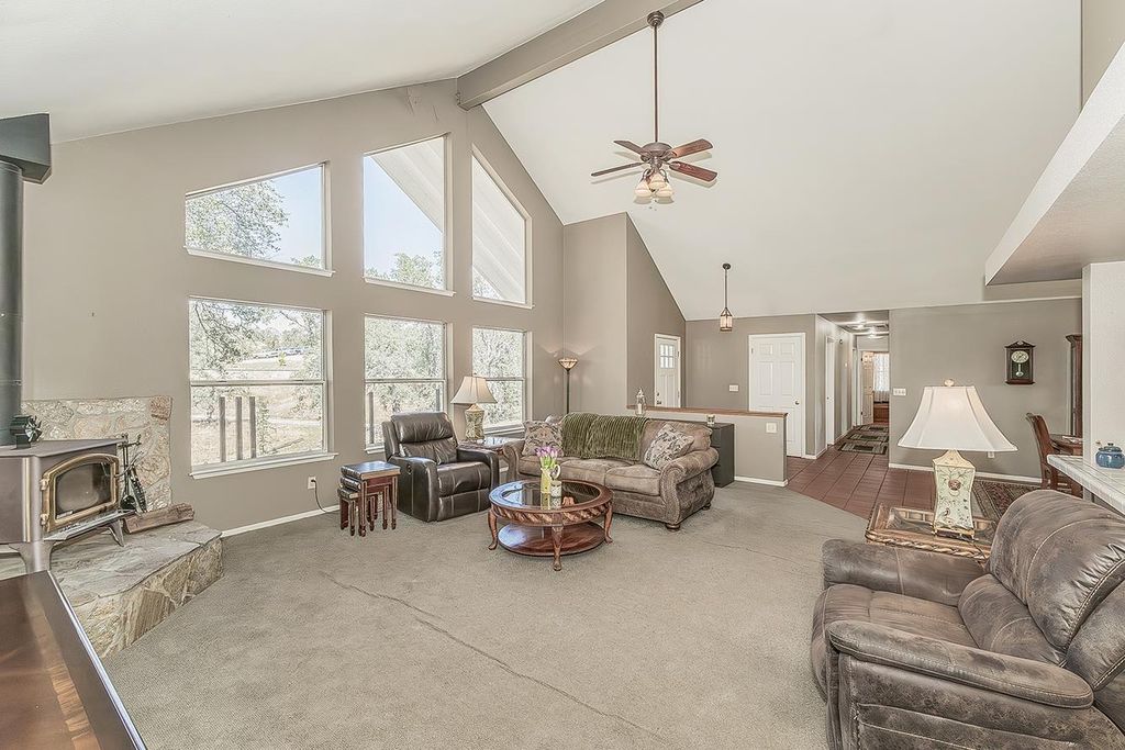 Image 10 of property listing at 14815 Garlock Lane, Prather, CA 93651
