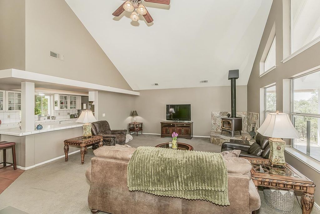 Image 11 of property listing at 14815 Garlock Lane, Prather, CA 93651