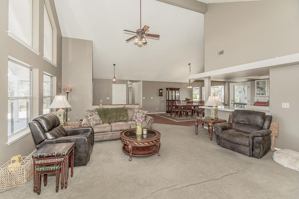 Image 12 of property listing at 14815 Garlock Lane, Prather, CA 93651
