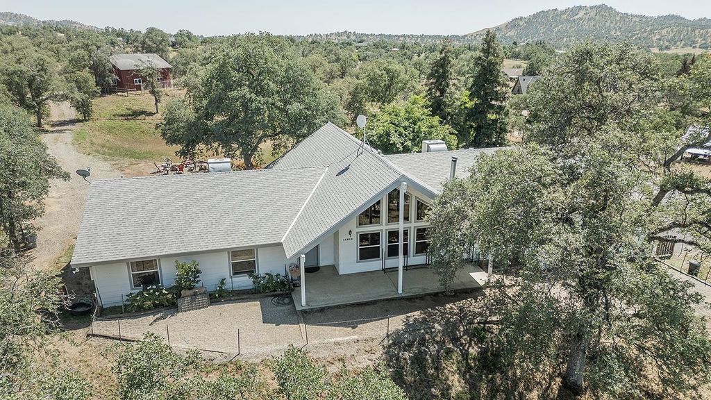 Image 2 of property listing at 14815 Garlock Lane, Prather, CA 93651