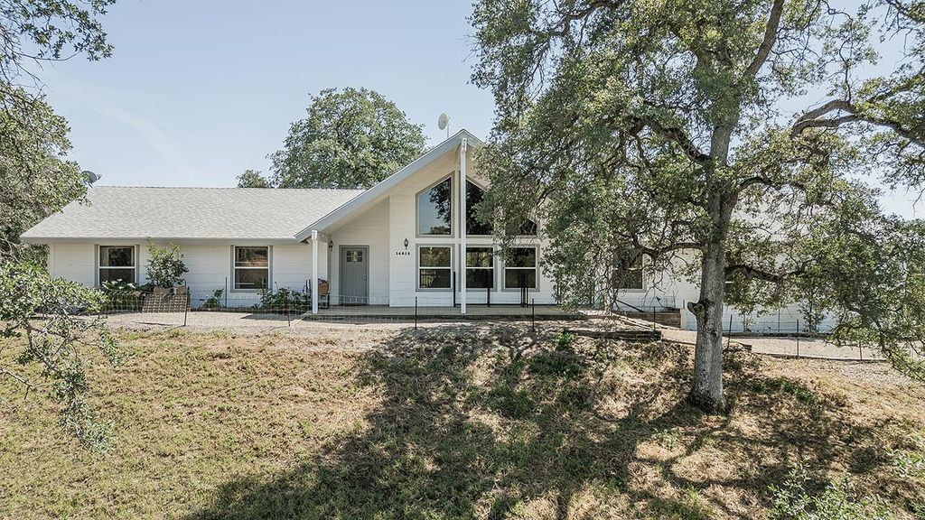 Image 3 of property listing at 14815 Garlock Lane, Prather, CA 93651