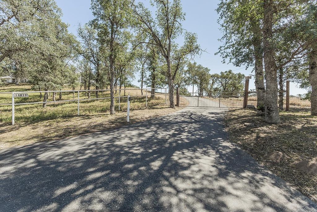 Image 4 of property listing at 14815 Garlock Lane, Prather, CA 93651
