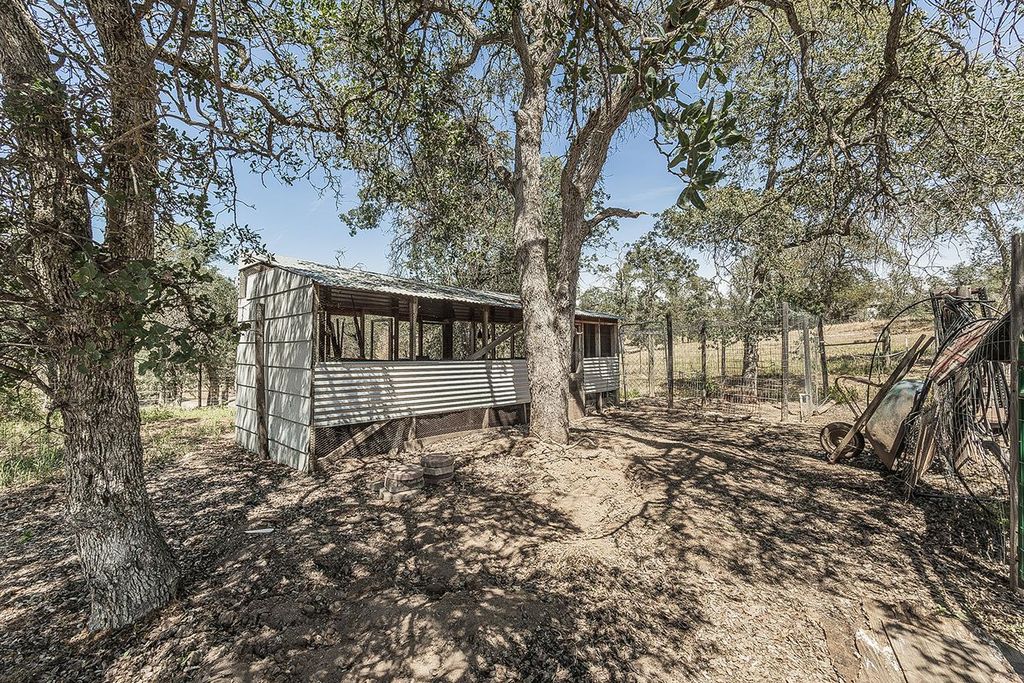 Image 42 of property listing at 14815 Garlock Lane, Prather, CA 93651