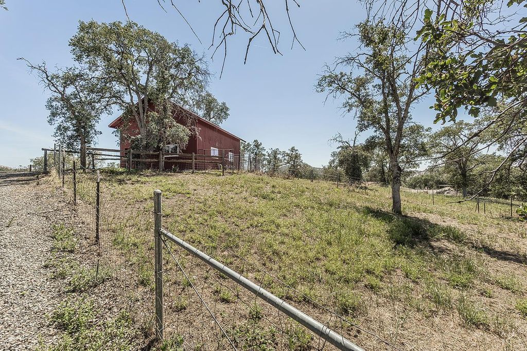 Image 49 of property listing at 14815 Garlock Lane, Prather, CA 93651
