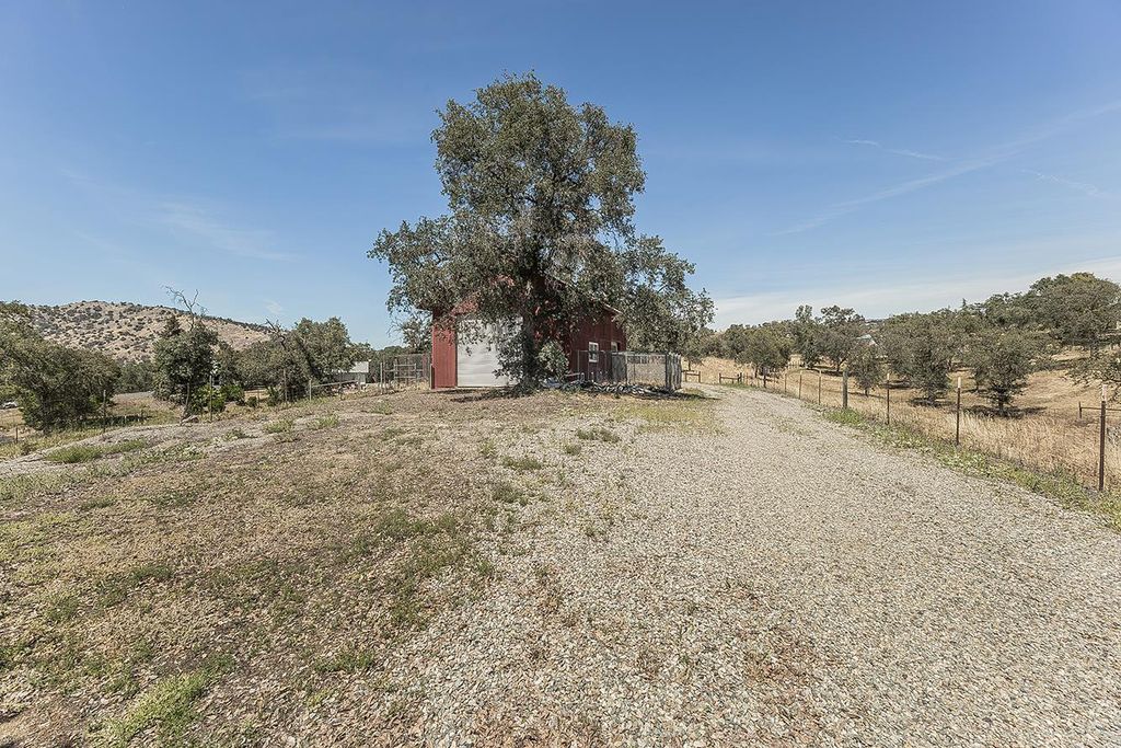 Image 52 of property listing at 14815 Garlock Lane, Prather, CA 93651