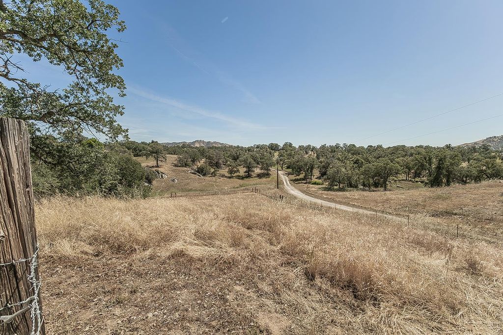 Image 55 of property listing at 14815 Garlock Lane, Prather, CA 93651