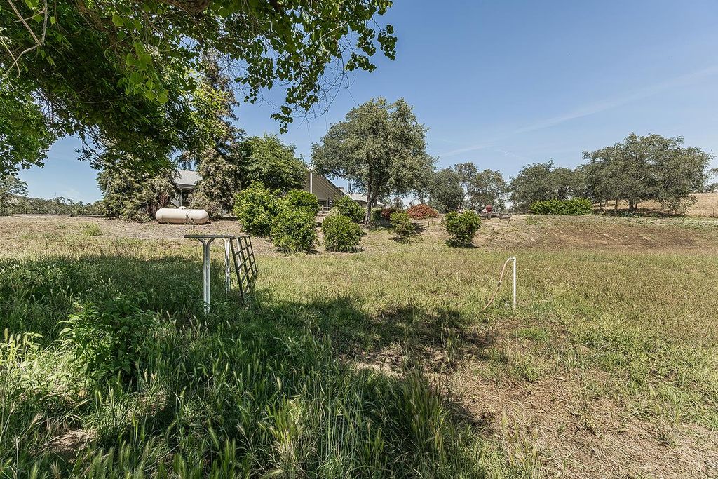Image 60 of property listing at 14815 Garlock Lane, Prather, CA 93651