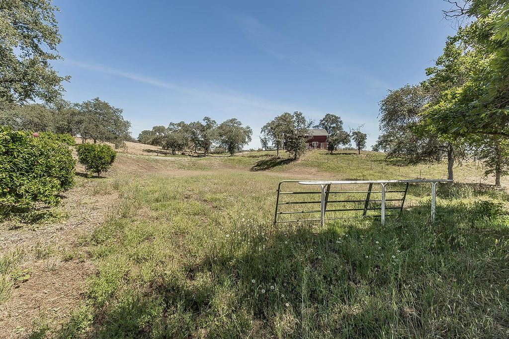 Image 61 of property listing at 14815 Garlock Lane, Prather, CA 93651