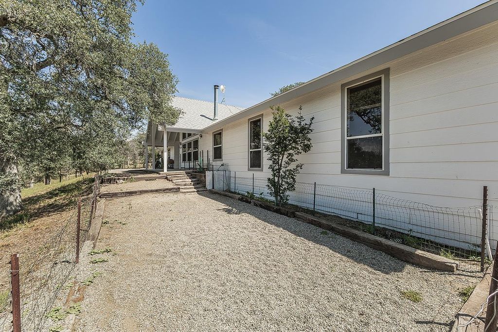 Image 63 of property listing at 14815 Garlock Lane, Prather, CA 93651