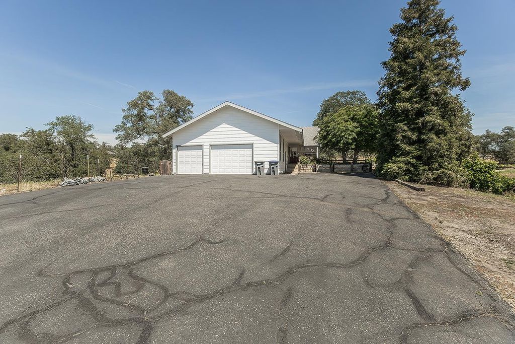 Image 64 of property listing at 14815 Garlock Lane, Prather, CA 93651