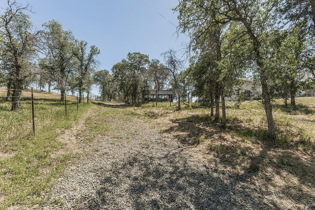 Image 66 of property listing at 14815 Garlock Lane, Prather, CA 93651