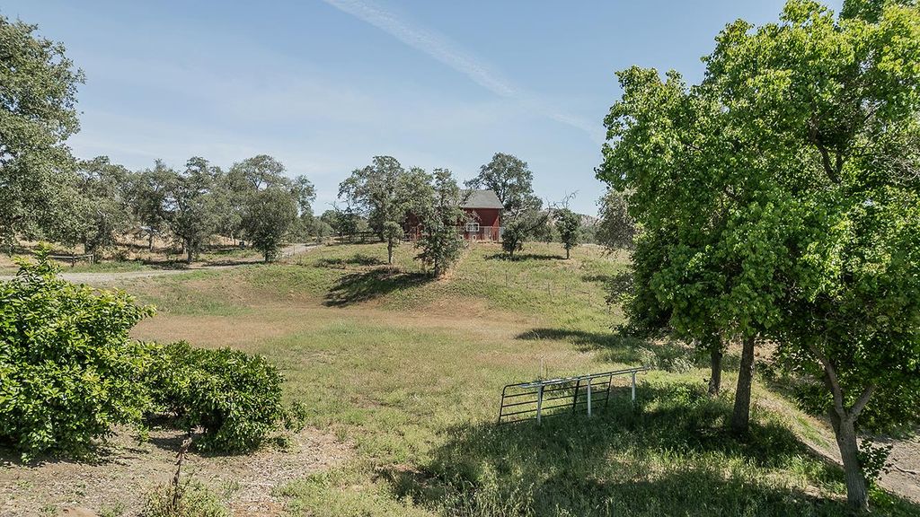 Image 7 of property listing at 14815 Garlock Lane, Prather, CA 93651