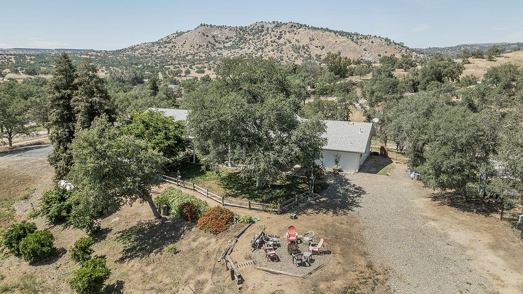 Image 71 of property listing at 14815 Garlock Lane, Prather, CA 93651