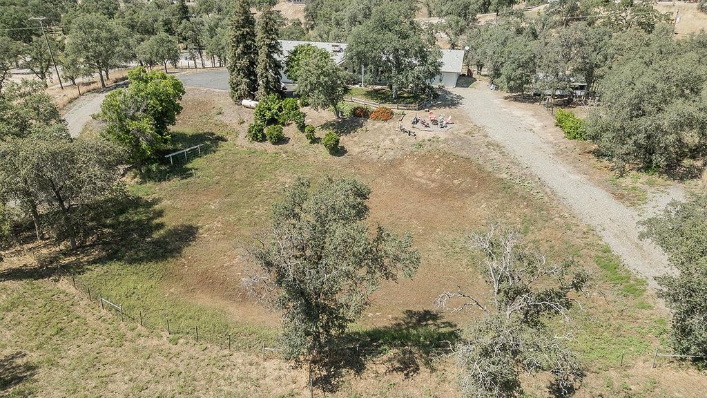 Image 72 of property listing at 14815 Garlock Lane, Prather, CA 93651