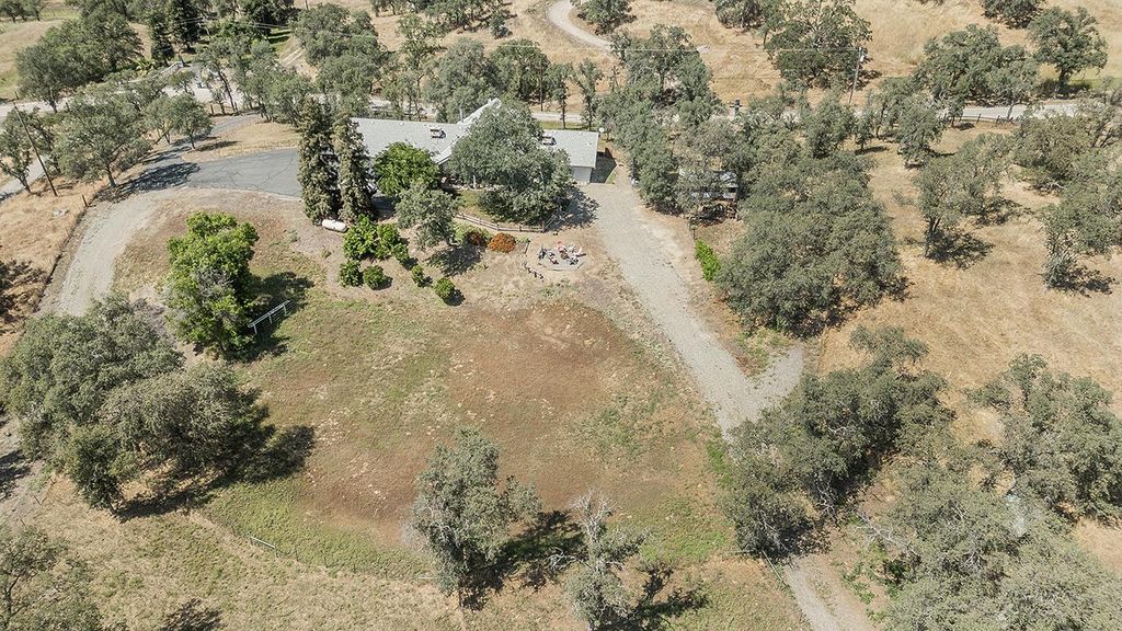 Image 73 of property listing at 14815 Garlock Lane, Prather, CA 93651