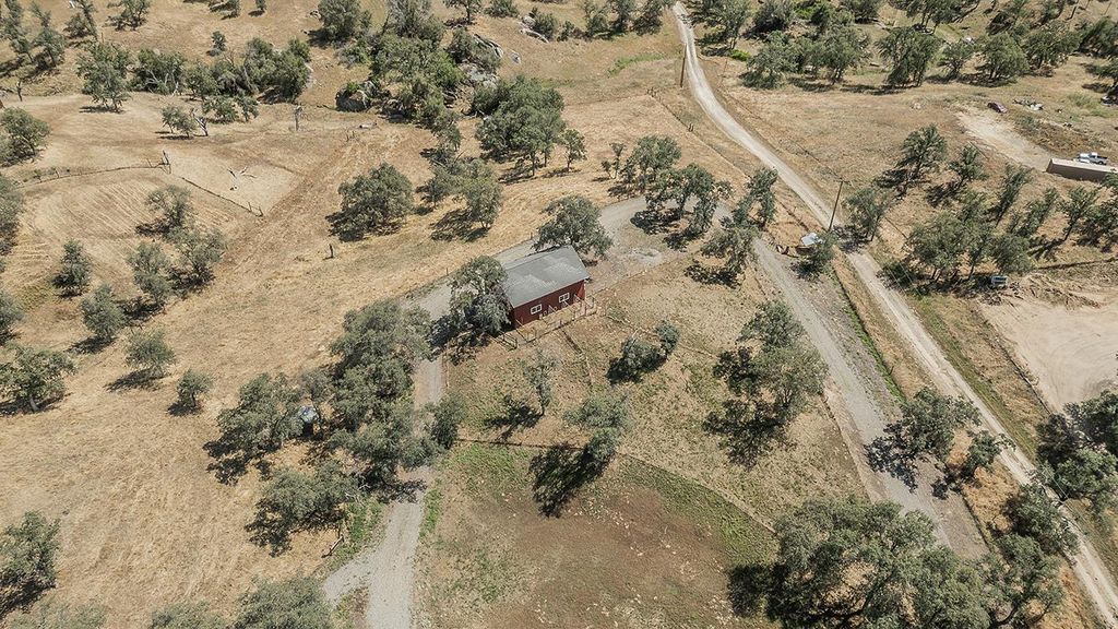 Image 74 of property listing at 14815 Garlock Lane, Prather, CA 93651