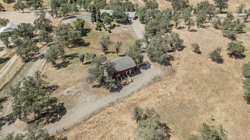 Image 75 of property listing at 14815 Garlock Lane, Prather, CA 93651