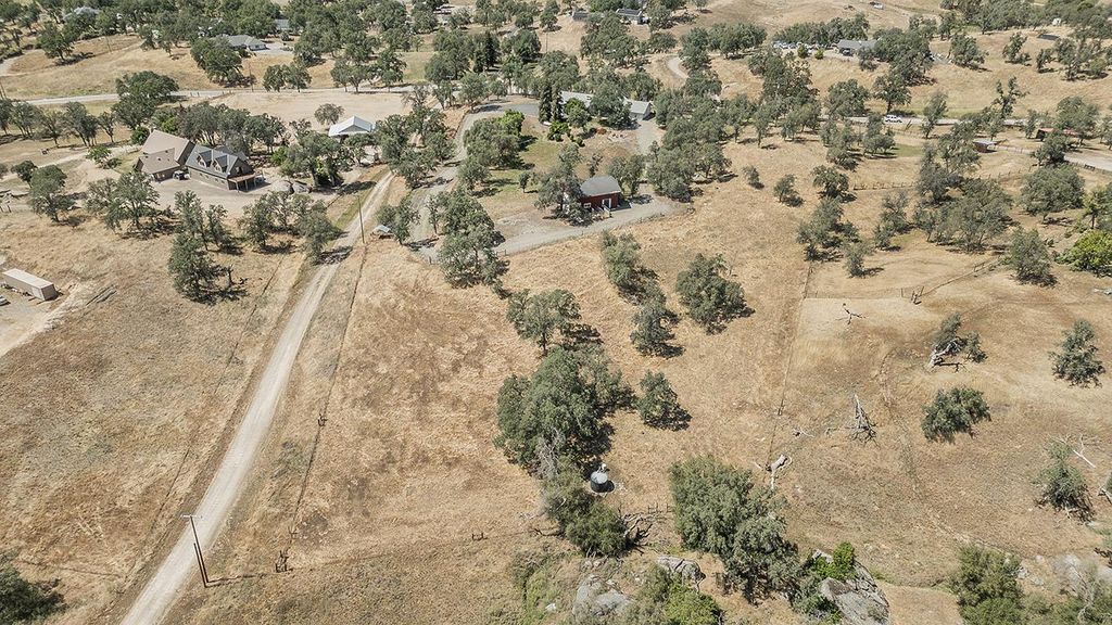 Image 76 of property listing at 14815 Garlock Lane, Prather, CA 93651