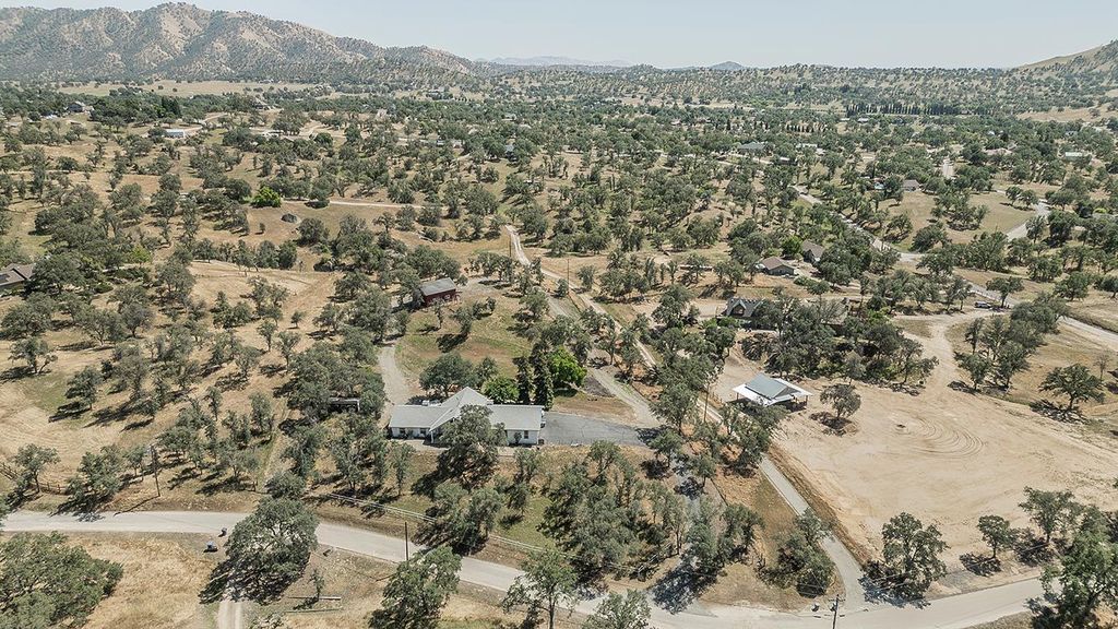 Image 77 of property listing at 14815 Garlock Lane, Prather, CA 93651