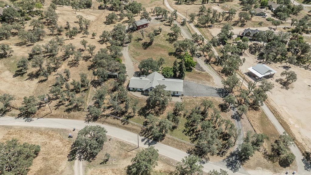 Image 78 of property listing at 14815 Garlock Lane, Prather, CA 93651