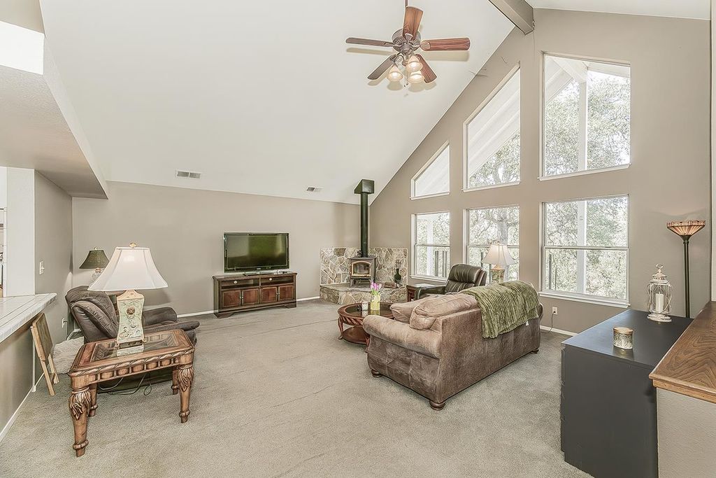 Image 9 of property listing at 14815 Garlock Lane, Prather, CA 93651