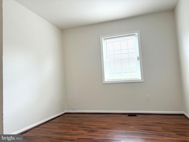 8014 LAKECREST DR, Greenbelt, MD 20770