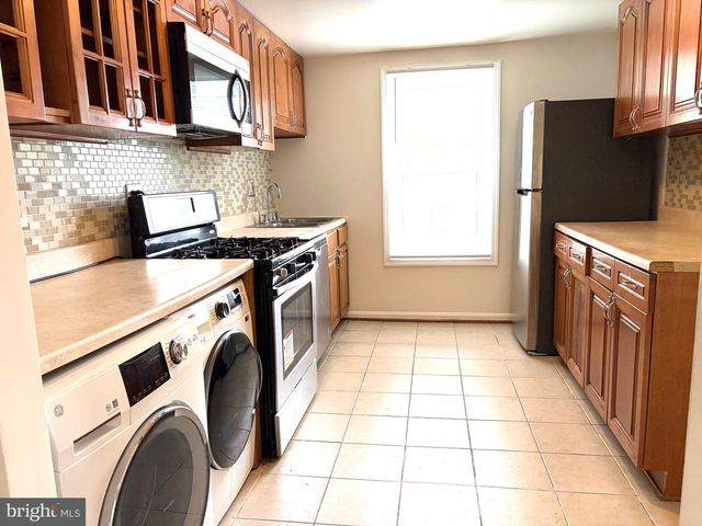 8014 LAKECREST DR, Greenbelt, MD 20770