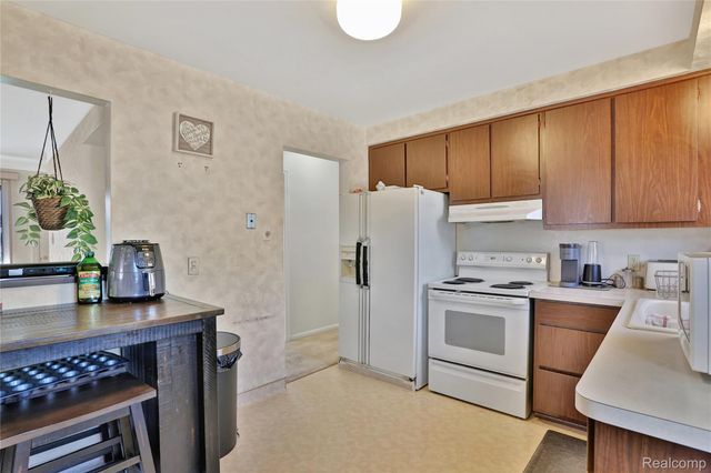 27704 Maplewood Street, Garden City, MI 48135