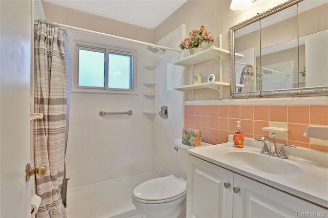 27704 Maplewood Street, Garden City, MI 48135