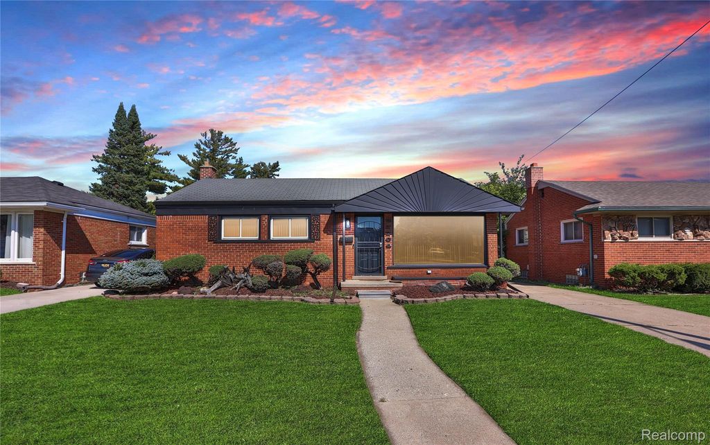 27704 Maplewood Street, Garden City, MI 48135