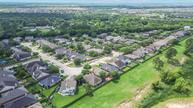 4055 Bentwood Drive, Dickinson, TX 77539