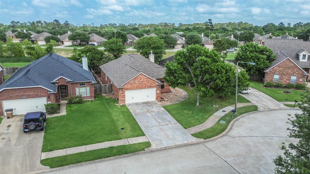 4055 Bentwood Drive, Dickinson, TX 77539