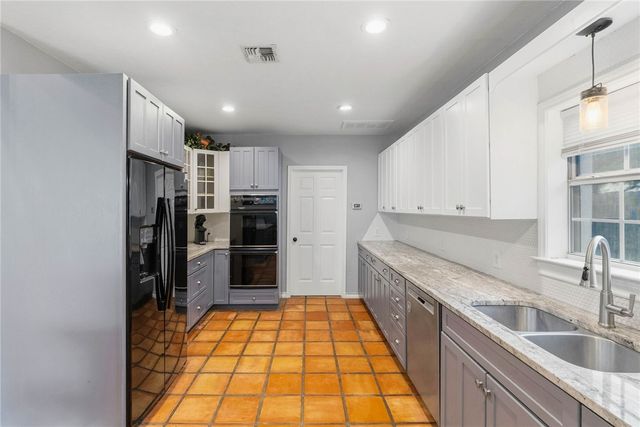 2 Camden Pl, Corpus Christi, TX 78412