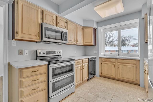 6576 Inkster Road, West Bloomfield, MI 48322