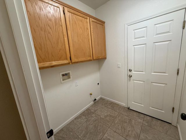 945 Skyline Dr, Yuba City, CA 95991