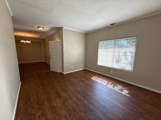 945 Skyline Dr, Yuba City, CA 95991