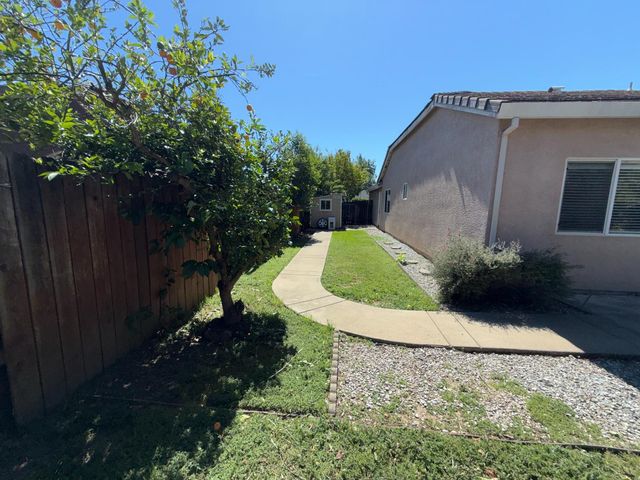 945 Skyline Dr, Yuba City, CA 95991