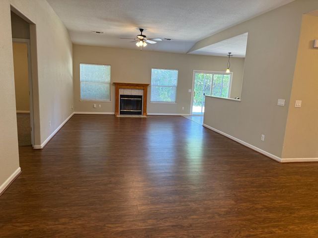 945 Skyline Dr, Yuba City, CA 95991