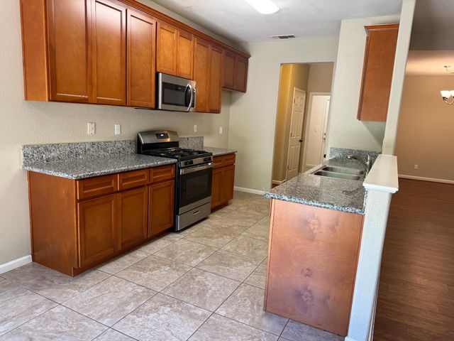 945 Skyline Dr, Yuba City, CA 95991