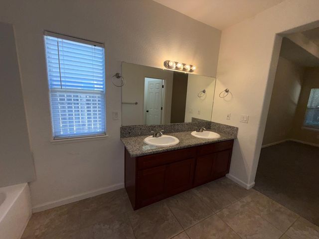 945 Skyline Dr, Yuba City, CA 95991