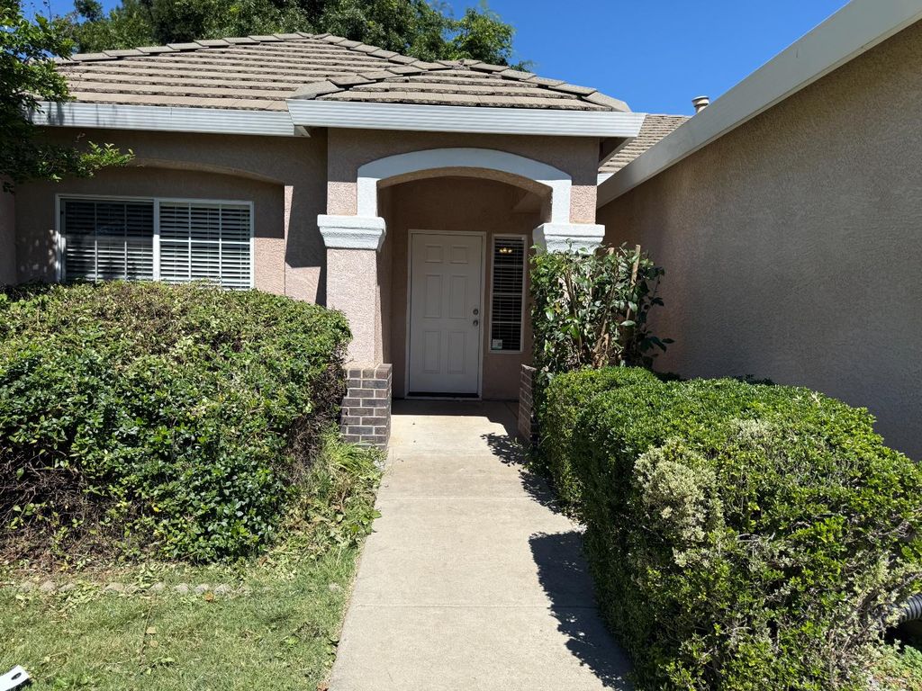 945 Skyline Dr, Yuba City, CA 95991