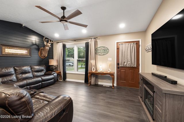 380 Oakrun Dr, Mt Washington, KY 40047