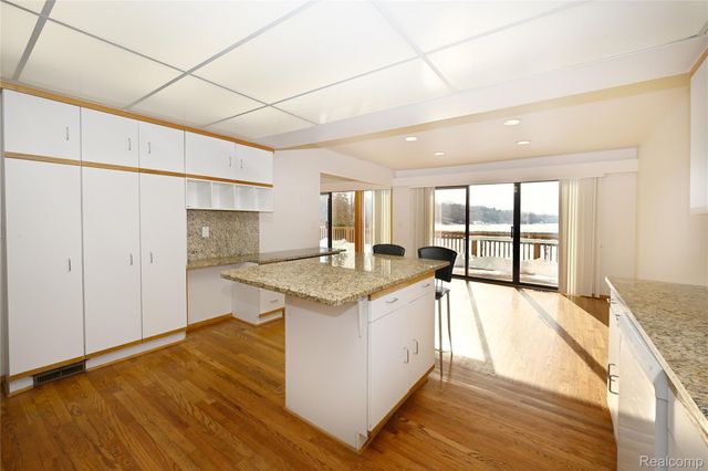 1825 Long Pointe Drive, Bloomfield Charter Township, MI 48302