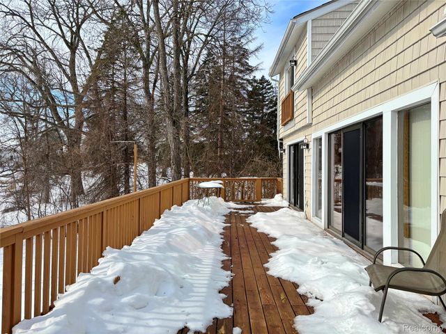 1825 Long Pointe Drive, Bloomfield Charter Township, MI 48302