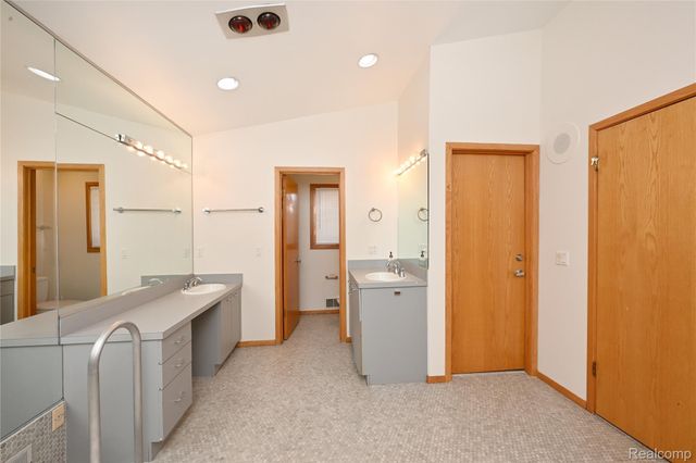 1825 Long Pointe Drive, Bloomfield Charter Township, MI 48302