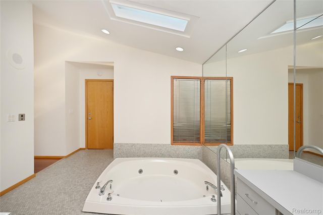 1825 Long Pointe Drive, Bloomfield Charter Township, MI 48302