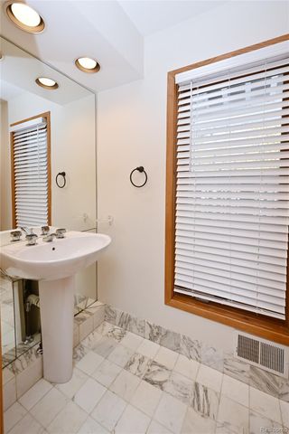 1825 Long Pointe Drive, Bloomfield Charter Township, MI 48302