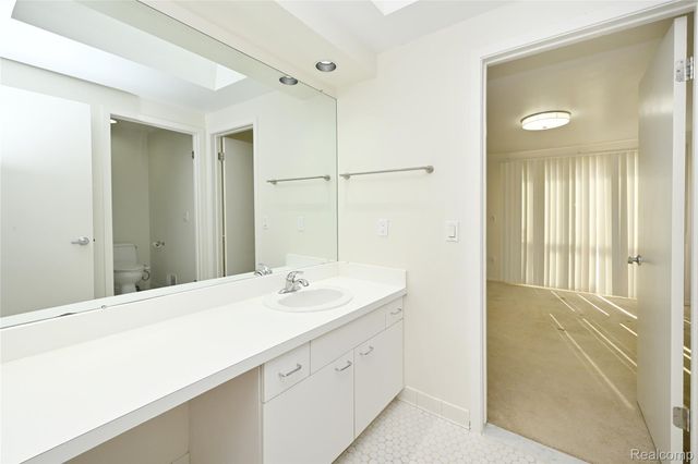 1825 Long Pointe Drive, Bloomfield Charter Township, MI 48302